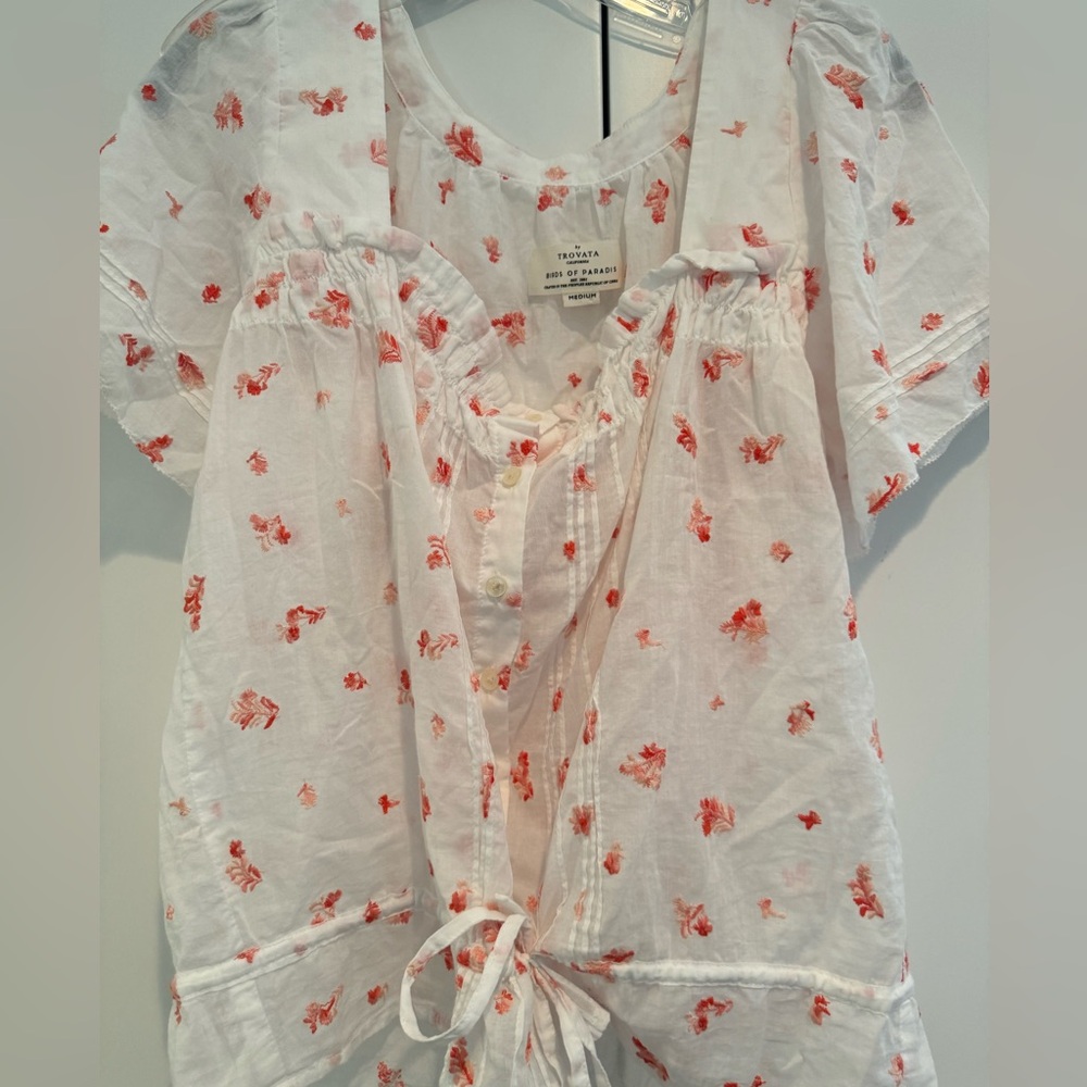 Trovata Birds of Paradis top in size m
White with florals